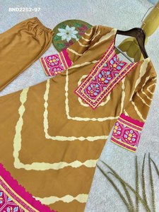 Conjunto de Kurta y Pantalón de Diseño en Seda Chinon con Estampado Digital y Trabajo de Espejo Hecho a Mano, Moda Femenina, Exportación y Suministro al por Mayor - Product Image 5