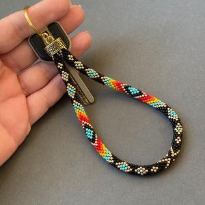 WE HERE EXPORTS Cadena de Muñeca Hecha a Mano para Mujer con Perlas de Imitación, Diseño de Llave Colorida, Soporte Duradero para Anillos, Uso Diario - Product Image 3