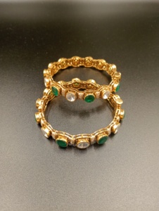 Conjunto de brazaletes de aleación chapados en oro con cristal verde y engaste de bisel de diamantes de imitación para mujer, joyería de estilo clásico, regalo. - Product Image 3