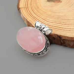 Colgante de Cuarzo Rosa Hecho a Mano en Plata – Elegante Diseño en Forma de Lágrima - Product Image 2