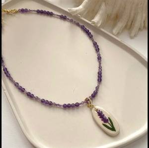 Collar de cuentas redondas acrílicas de lavanda, collar de cuentas de piedra natural morada, collar con colgante chapado en oro para mujer, regalo - Product Image 1