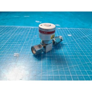 Vanne à diaphragme compacte FUJIKIN 316L 469223 utilisée comme pièce détachée pour équipement semi-conducteur Legacy - Product Image 4