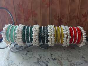ชุดกำไลข้อมือชุบทองประดับมุกเทียมสีแดงสำหรับผู้หญิง สร้อยข้อมือแบบซ้อนได้สำหรับงานแต่งงาน เครื่องประดับสไตล์คลาสสิก - Product Image 3