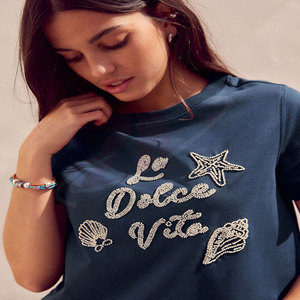 Camiseta de Mujer Azul Marino con Bordado La Dolce Vita, Manga Corta, Cuello Redondo, Corte Regular, Informal, 100% Algodón, Primavera Verano - Product Image 3