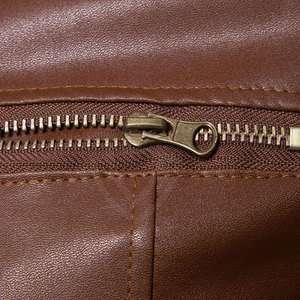 Chaqueta de Invierno de Cuero para Hombre Moderna, Cómoda y Casual con Acabado Suave, Bolsillos con Cierre Seguro y Atractivo Estilo Atemporal - Product Image 5