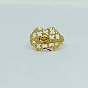 Elegante Anillo Floral con Diseño de Trébol Intrincado y Centro de Rosas, Chapado en Oro de 22K, para Mujer - Product Image 1