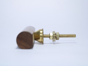 Poignées de meuble en bois d'acacia bicolore faites à la main en forme de T |   Boutons de tiroir décoratifs modernes pour quincaillerie de meubles |   Bois naturel et laiton - Product Image 3