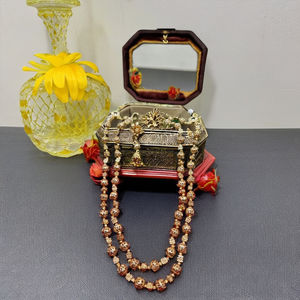 Conjunto de collar tradicional de doble capa chapado en oro con cuentas y pendientes Jhumka, joyería nupcial india al por mayor - Product Image 2