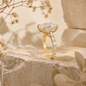 แหวนหมั้นเพชรโมอิสซาไนต์ทรงเหลี่ยมมรกตทองคำขาว 14K แบบขายส่งสั่งทำพิเศษ ประดับด้วยเพชรทรงบาแก็ตต์ด้านข้าง แหวนแต่งงานสุดหรู รับผลิตแบบ OEM ODM - Product Image 4