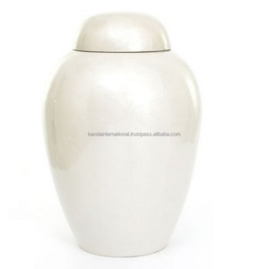 Urnes funéraires en laiton à dôme supérieur de haute qualité avec urnes funéraires en métal fini émail blanc pour cendres humaines - Product Image 1