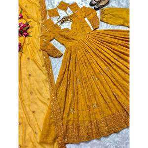 ชุดเดรสผ้าจอร์เจตต์เนื้อหนา ปักลายด้วยเลื่อม พร้อมผ้าคลุมไหล่ สีเหลืองเข้ม - Product Image 4
