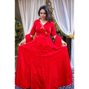 Ensemble Lehenga Rose Rouge Fait Main Taille XS – Tenue de Mariage Élégante - Lehenga Choli - Product Image 2