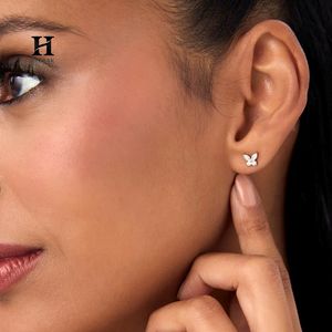 Delicados Pendientes de Diamantes con Forma de Mariposa – Oro de 14k con Diamantes Certificados – Fabricante de Joyería Fina - Product Image 1