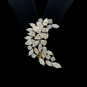 Broche de manteau élégante en or avec feuille florale et pierres brillantes rondes taille marquise, accessoire de mode cérémoniel - Product Image 4