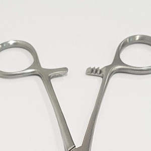 Pinzas Hemostáticas Manuales de Acero Inoxidable de Alta Calidad, Tipo Kocher, 7 Pulgadas, Mandíbulas Rectas, Dientes Horizontales, Certificación CE por SurgiRight - Product Image 5