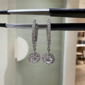 Pendientes Huggie de Oro de 14K con Diamantes Cultivados en Laboratorio, Engaste Pavé, Diseño Floral Colgante, Joyería Minimalista para Fiesta Nupcial, Regalo para Mujer - Product Image 5