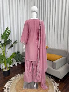 ชุดสาหรี่สีชมพูแบบดั้งเดิมของอินเดียและปากีสถานสำหรับผู้หญิง ตกแต่งด้วยด้ายและเลื่อมปักลาย สำหรับงานแต่งงานและงานเลี้ยง - Product Image 2
