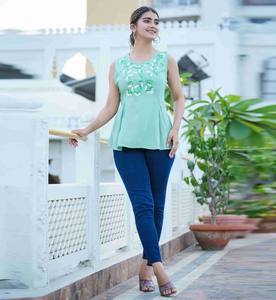 เสื้อแขนกุดทรงปกติสำหรับผู้หญิง สีเขียว ผ้าเรยอน แต่งลายปัก คอทรงกลม ออกแบบมาเพื่อการสวมใส่ลำลองในฤดูร้อนทั่วโลก - Product Image 1