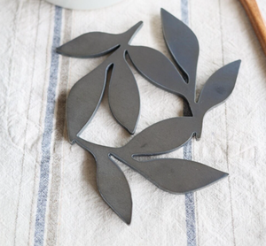 Support de plat en métal noir thermolaqué sur mesure pour la décoration de table à manger, isolant thermiquement, vente en gros fabricant - Product Image 1