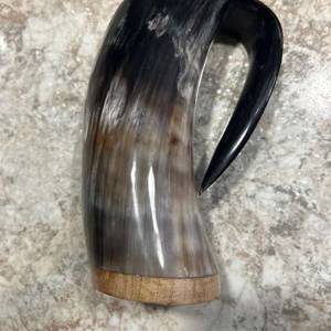 Mug en corne de buffle et de bœuf fait main, écologique, avec sculpture de loup, pour bière, vin et hydromel, inspiré des Vikings, de Valhalla et de la Maison Stark (Game of Thrones) - Product Image 4