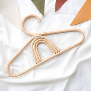 Percha de madera de ratán con logotipo personalizado ecológico, perchas de ropa y bolsas a buen precio de fábrica - Product Image 5