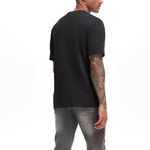 เสื้อยืดคอกลมแขนสั้นผู้ชาย ผ้าฝ้าย 100% ทรงปกติ สีพื้น ผ้าเจอร์ซีย์ถัก ย้อมสีดำล้วน - Product Image 3