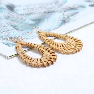 ต่างหูหวายทรงหยดน้ำ น้ำหนักเบา เป็นมิตรกับสิ่งแวดล้อม สไตล์โบฮีเมียนสุดยูนีคจากเวียดนาม เครื่องประดับแฟชั่นสุดฮิต เหมาะเป็นของขวัญ - Product Image 3