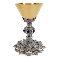 Calice à vin classique en laiton finition or avec motifs ornés et pierres précieuses violettes pour ensembles de bar, pièce décorative faite à la main