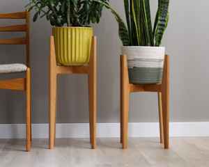 Support pour plantes en bois de hêtre naturel, fabriqué en bois dur massif avec pot surélevé, design minimaliste, idéal pour l'affichage de plantes d'intérieur - Product Image 1