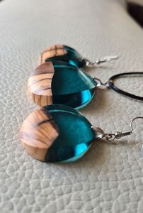 Boucles d'oreilles suspendues personnalisées en bois et résine, écologiques, faites à la main, artistiques et élégantes pour femmes, pour fêtes, mariages, occasions décontractées et mode - Product Image 5