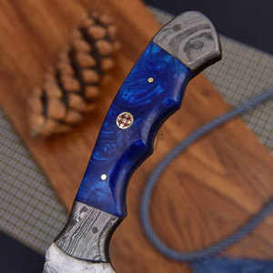 มีดแล่เนื้อดามัสกัสรุ่นใหม่ยอดนิยม ใบมีด 8 นิ้ว ใช้ได้ทั้งมือซ้ายและขวา ผลิตตามสั่ง สำหรับล่าสัตว์ ตกปลา ใช้งานทั่วไป สำหรับเชฟ ด้ามจับเรซิ่นสีน้ำเงิน พร้อมบอสเทอร์เหล็ก - Product Image 4