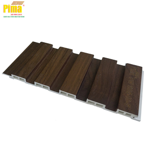 Panneaux muraux intérieurs durables en WPC avec aspect placage bois naturel et cœur en charbon de bois - Product Image 3