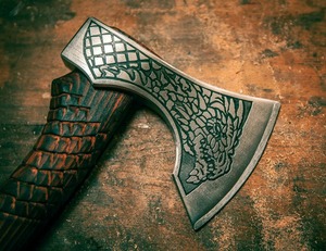 Hacha Vikinga Dragón |   Hacha de Acero al Carbono Forjada a Mano y Grabada Personalizada con Mango de Madera de Fresno y Funda de Cuero Vacuno - Product Image 5