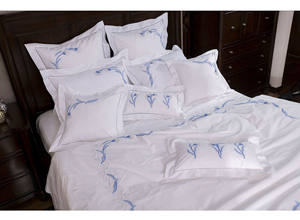 Parures de lit en coton personnalisées brodées de jolies fleurs de lys, avec taies d'oreiller, pour la maison, l'hôtel et les mariages - Vente en gros - Product Image 4