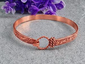 Bracelet manchette imitation cuivre antique, motif nœud gaufré, réglable, fait main, respectueux de l'environnement, couleur unie - Product Image 1
