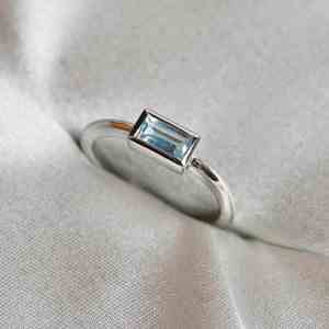 Anillo Minimalista de Plata de Ley 925 Chapado en Oro de 14K con Aguamarina en Corte Baguette para Mujer, Aniversario de Compromiso - Product Image 3