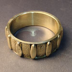 ชุดกำไลข้อมือทองเหลืองแท้สลักลายด้วยมือสุดหรู - ลายชนเผ่าแบบดั้งเดิม สีทอง - งานฝีมืออินเดีย - Product Image 5