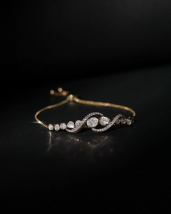 Pulsera Sylvara Curve de Oro de 14K, Joyería Elegante y Contemporánea, Accesorio de Moda Ajustable y Estilizado para Mujeres y Niñas, Ideal para Fiestas - Product Image 3