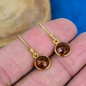 Boucles d'oreilles pendantes en pierre précieuse de grenat rouge naturel de forme ronde, plaquées or 18 carats sur finition argent sterling 925 - Product Image 1