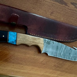 Couteau de chasse à lame fixe en acier Damas fait main sur mesure, 12 pouces, à bord biseauté, avec manche en bois et incrustation de turquoise - Product Image 2