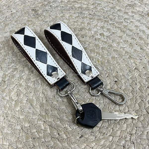 Nuevo Llavero de Cuero a Cuadros Personalizado con Correa para la Muñeca y Cierre Metálico, Accesorio de Lujo para Automóvil, Perfecto para Uso Diario - Product Image 6