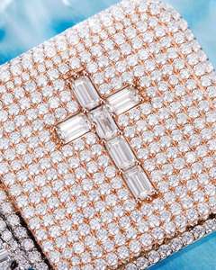 จี้เพชรโมอิสซาไนต์ทรงบริลเลียนต์แบบกำหนดเอง Bereal ประดับเพชร VVS สไตล์ฮิปฮอป พร้อมจี้ตัวอักษรชื่อ  ทำจากเงินแท้ 925 ชุบทอง 18K พร้อมใบรับรอง - Product Image 4