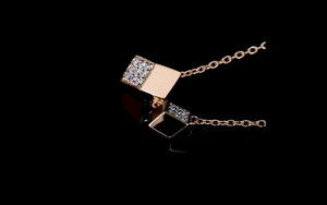 Colgante de Diamante Cultivado en Laboratorio con Diseño Cúbico Minimalista |   Joyería Contemporánea para Uso Diario |   Joyería Fina Moderna en Oro Rosa para Mujer - Product Image 6