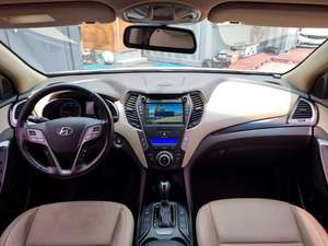 Santa Fe 2015 d'occasion, SUV diesel automatique 5 places 2 roues motrices, avec sièges à mémoire de forme LED et sièges lumineux - Product Image 3