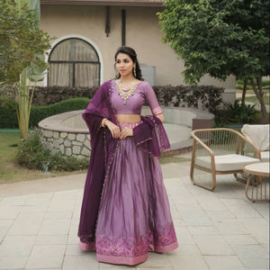 Tenue de fête : Lehenga Choli scintillant avec bordure richement tissée et dupatta élégant - Product Image 2