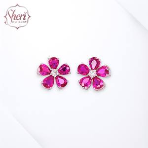 Boucles d'oreilles clous pour femme Sheri Jewels en or blanc massif 18 carats, forme fleur 5 feuilles, serties de rubis naturels, diamants et perles - Anniversaire - Product Image 1
