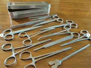 Ensemble de 13 instruments chirurgicaux manuels de base en acier inoxydable de haute qualité pour la pratique de la chirurgie mineure, boîte de formation CE - Product Image 5