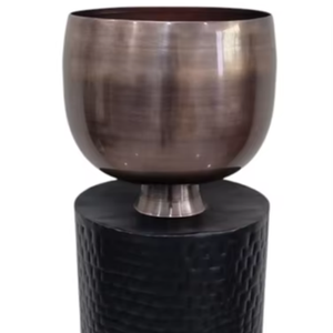 Macetero Alto Decorativo de Metal para el Hogar, Marca Linea Exports Inc., Acabado Bronce, Forma y Tamaño Personalizados, Hecho a Mano en India - Product Image 1