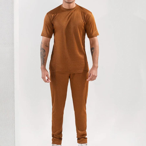 Conjunto Deportivo para Hombre, Color Marrón Sólido, Cuello Redondo, Manga Corta, Corte Regular, Transpirable, Algodón y Elastano, Ropa Casual para Primavera - Product Image 1