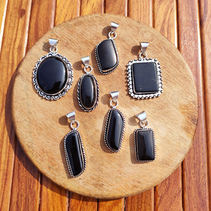 Pendentif en onyx noir naturel serti de pierres, plaqué argent, en laiton, collier en pierres précieuses, bijoux faits à la main, unisexe, cadeau de mariage bohème - Product Image 3